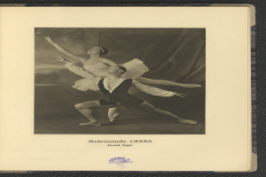 Ein Schwarz-Weiß-Foto eines Mannes und einer Frau in Ballettkleidung, die perfekt synchron tanzen, wobei der Mann ein weißes Tutu trägt und die Frau ein pinkes Kleid trägt, mit Text am unteren Rand des Rahmens.