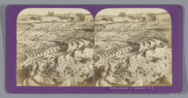 Schwarze und weiße stereoskopische Ansichten des antiken Amphitheaters in Syrakus, die Sitzreihen aus Stein, umgebende Gebäude, Bäume und Himmel mit schwachem Text zeigen.