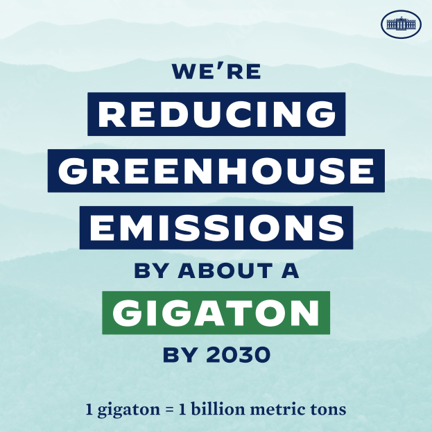 Ein Plakat mit Text und Logo, auf dem steht: "Wir reduzieren die Treibhausgasemissionen um etwa eine Gigatonne bis 2030".