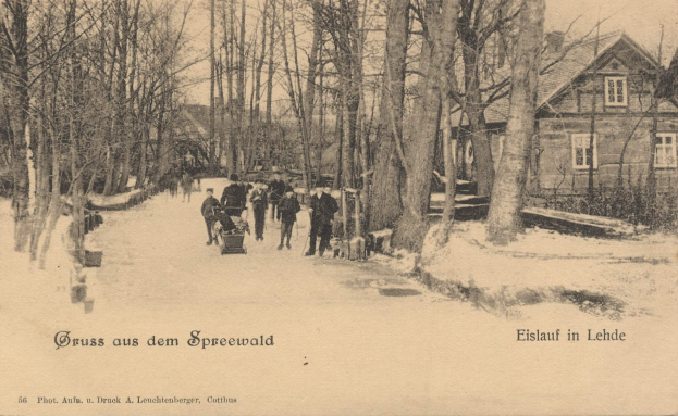 Ein altes Schwarz-Weiß-Foto von Menschen, die eine verschneite Straße in Lechtenberger, Deutschland, entlanggehen, gesäumt von Bäumen und Häusern, mit Text am unteren Rand.