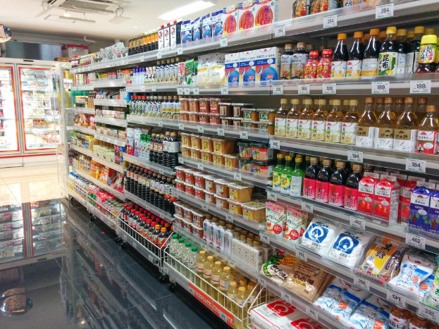 Ein Supermarkt-Innere mit verschiedenen Lebensmitteln auf den Regalen.
