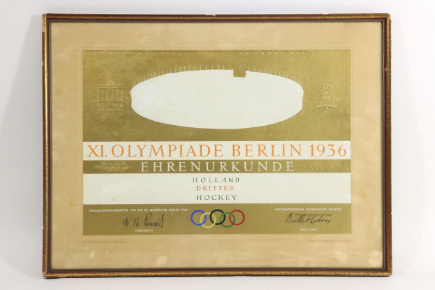 Ein weißer Hintergrund mit einem Bildrahmen, der ein Plakat für die Olympischen Spiele 1936 in Berlin enthält.
