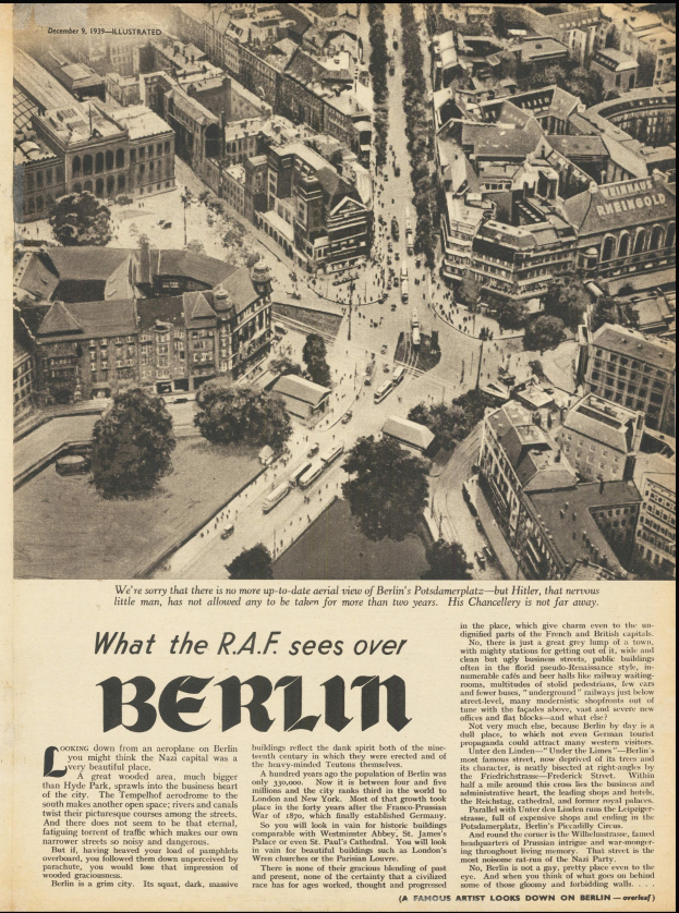 Schwarz-weiß-Fotografie einer Stadtlandschaft mit Gebäuden, Bäumen und Fahrzeugen, auf altem Zeitungspapier mit sichtbarem Text gedruckt.