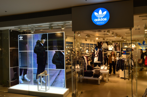 Adidas (ADS) Aktie steigt dank RBC-Analysten-Upgrade und FIFA-WM-Kampagnenstart