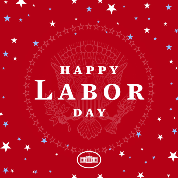 Plakat mit "Happy Labor Day" in fetten weißen Buchstaben auf einem hellroten Hintergrund, umgeben von farbigen Sternen in verschiedenen Größen.