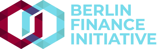 Logo der Berlin Finance Initiative mit einem blauen Kreis mit weißer Umrandung und einem weißen "B" in der Mitte, umgeben von einem weißen Ring mit einem blau-weißen Karomuster, auf einem weißen Hintergrund mit fetter schwarzer Schrift, die "Berlin Finance Initiative" liest.