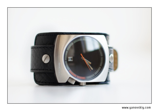 Ein bearbeitetes Bild mit einer Uhr, zwei Stellenangeboten, einem Leder Gürtel und einem Text in der rechten unteren Ecke.