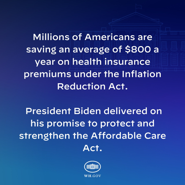 Ein blauer Hintergrund mit weißer Schrift, die besagt: "Millionen von Amerikanern sparen durchschnittlich 800 Dollar im Jahr an Gesundheitsversicherungsprämien thanks to the Inflation Reduction Act" und ein Logo.