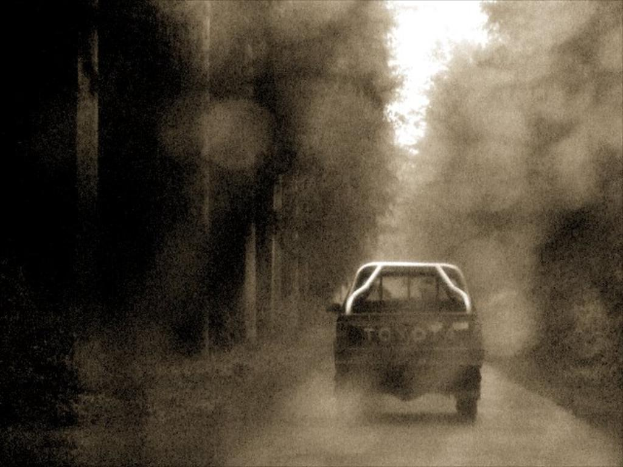 Ein Fahrzeug fährt auf einer Straße.
