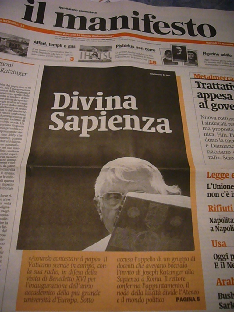 Eine Zeitung mit lesbarem Text in der Mitte des Bildes.