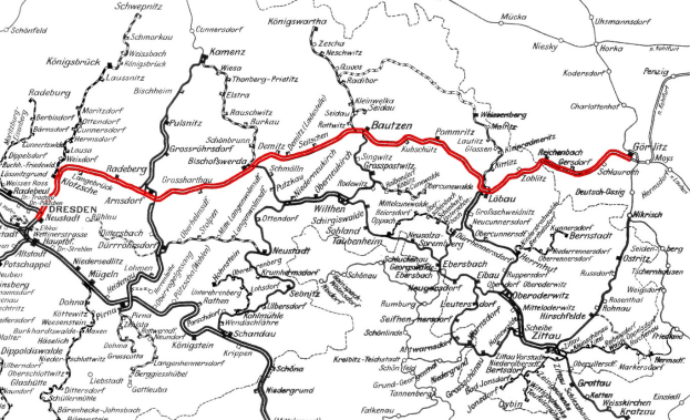 Schwarze und weiße Deutschlandkarte mit einer roten Linie, die die Bahnroute markiert, einschließlich beschrifteter Städte und Orte entlang des Weges.