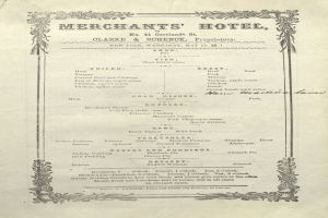 Ein altes Buch, das ein Menü eines Kaufmannshotels zeigt, mit ordentlich sortierten Vorspeisen, Hauptgerichten, Desserts und Getränken in schwarzer Tinte auf einem weißen Hintergrund.