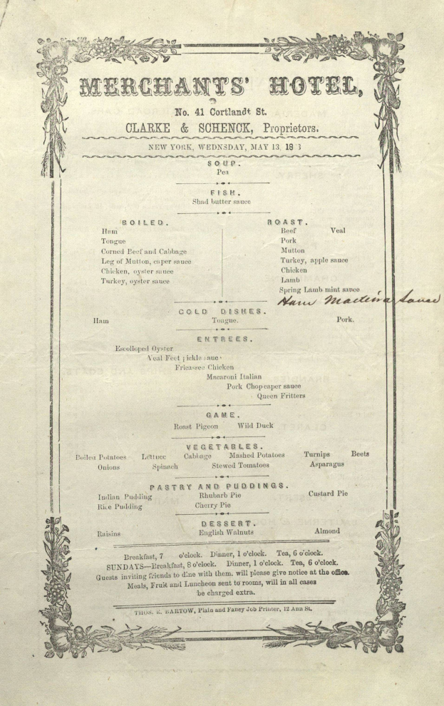 Ein altes Buch, das ein Menü eines Kaufmannshotels zeigt, mit ordentlich sortierten Vorspeisen, Hauptgerichten, Desserts und Getränken in schwarzer Tinte auf einem weißen Hintergrund.