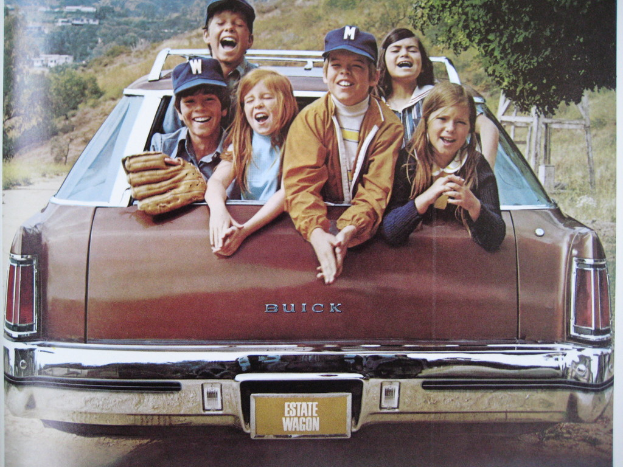 Eine Gruppe lachender Kinder sitzt in einem Auto.