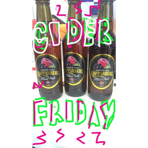 Mehrere mit Getränken gefüllte Flaschen, darunter eine Flasche mit der Aufschrift 'Freitag' und eine weitere mit der Aufschrift 'Cider'.