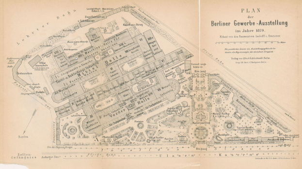Ein detaillierter alter Stadtplan von Berlin, Deutschland, aus dem Jahr 1879, der die Berliner Gewerbe-Ausstellung mit beschrifteten Stra├čen, Parks, Landmarken und Geb├Ąuden zeigt.