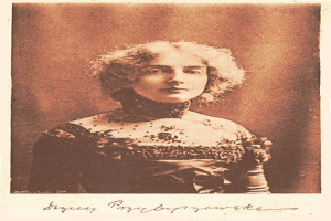 Ein altes Foto einer Frau mit lockigen Haaren in einem Kleid, mit dem Text "Foto der Kaiserin" unten.