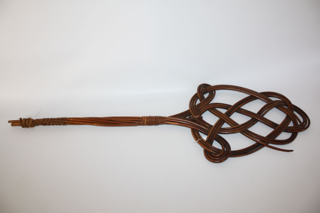 Braune Lederpeitsche mit Knoten auf weißem Hintergrund.