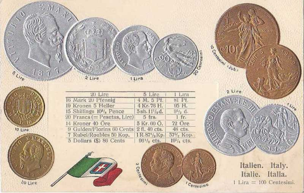 Eine Sammlung italienischer Münzen von 1877–1910, darunter mehrere 20-Lire-Münzen, die auf Papier in einer Reihe mit Text und Porträts angeordnet sind, neben zwei Flaggen, darunter die italienische Flagge unten.