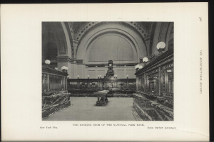 Schwarzes und weißes Foto des Innenraums der National Park Bank in New York City mit Tischen, Leuchten und einer Wanduhr sowie Text am unteren Rand.