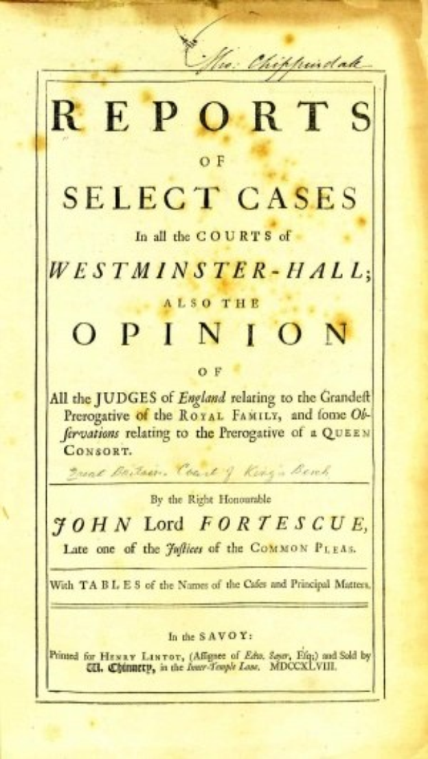 Altes Buch mit dem Titel "Berichte über ausgewählte Fälle in den Gerichten von Westminster-Hall, auch die Meinung von John Lord Fortescue" geöffnet auf einer Seite mit schwarzer Tinte.