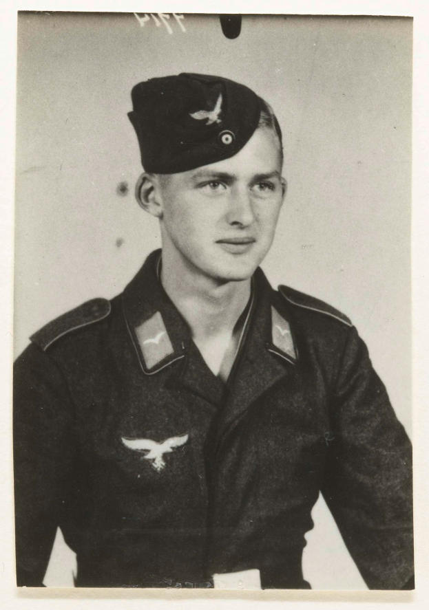 Ein Schwarz-Weiß-Foto eines Mannes in der Uniform eines deutschen Weltkriegsluftwaffenoffiziers, der eine Mütze trägt.