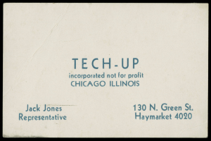Eine alte Visitenkarte mit den Worten "tech-up incorporated not for profit" darauf gegen einen schwarzen Hintergrund.