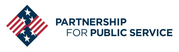 Ein Logo mit den Worten "Partnership for Public Service" in fetter, schwarzer Schrift auf weißem Hintergrund, mit einem blauen Kreis mit einem weißen Stern in der Mitte, umgeben von einem weißen Rand und einem blauen und weißen Banner mit demselben Text.