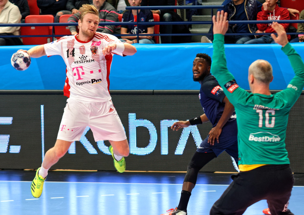 Eine Gruppe von Männern, die auf einem Feld Handball spielen, mit einem Ball in der Mitte der Aktion und Zuschauern im Hintergrund bei der Futsal-Weltmeisterschaft 2019, mit einem Scoreboard, das "Bayern München vs Paris Saint-Germain" anzeigt.