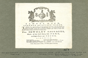 Papier mit gedrucktem Text und einer Illustration, die "Samuel Hack, Schweinehirt und Wurstmacher, Feine Bewdley Würste" zeigt.