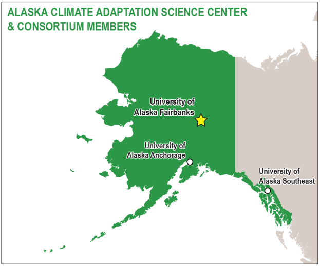 Ein Plakat mit einer grün schattierten Karte von Alaska und der Schrift "Alaska Climate Adaptation Science Center & Consortium Members" in fetter schwarzer Schrift in der Mitte der Karte.