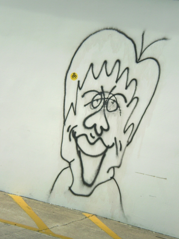 Ein Graffiti ist auf einer Wand mit einem Boden unten im Bild vorhanden.