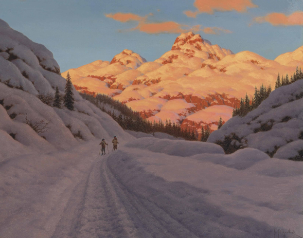 Zwei Personen Langlaufski auf einer verschneiten Bergstraße hinunterfahren, umgeben von schneebedeckten Bäumen und Hügeln unter einem bewölkten Himmel.