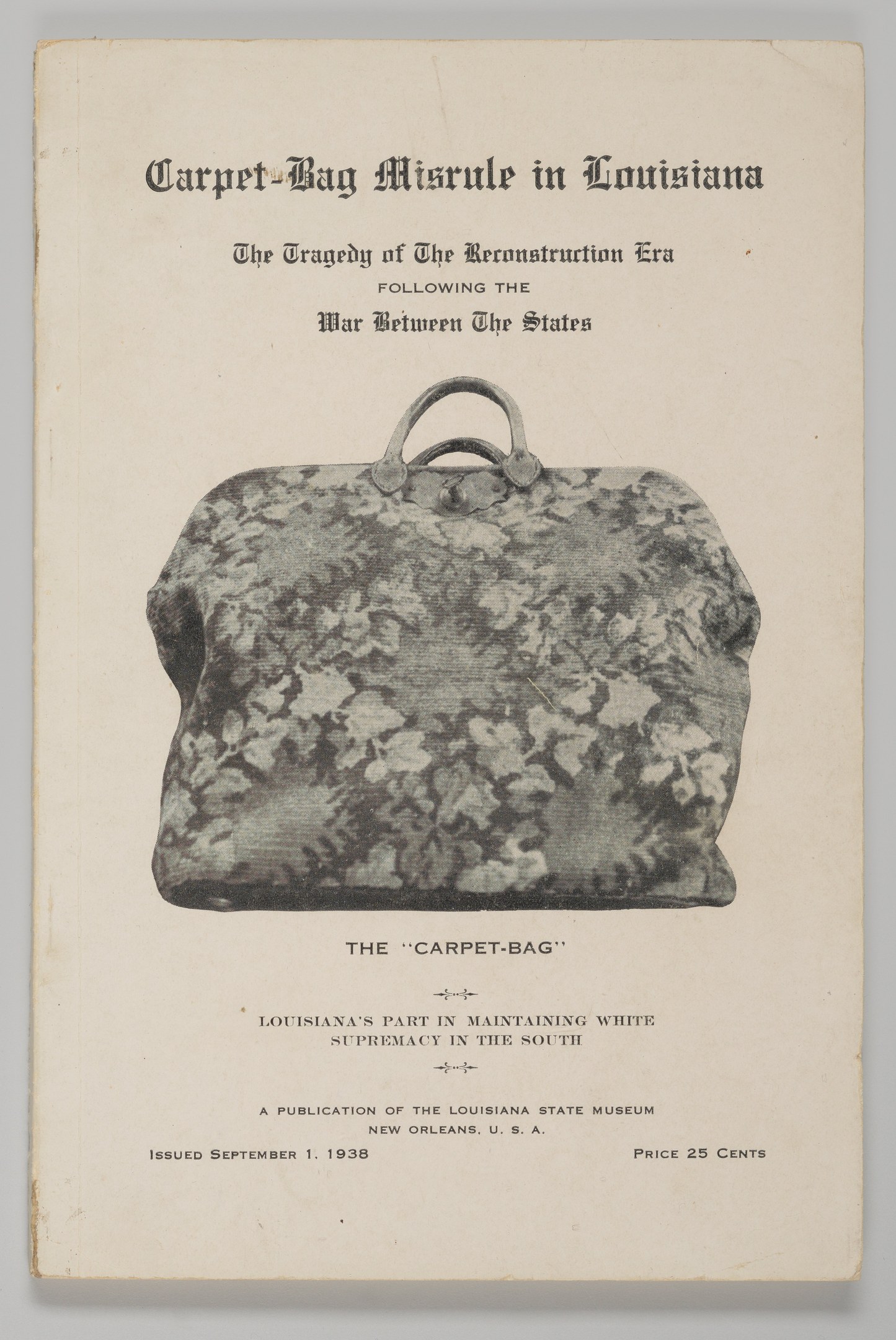 Papier mit einer Abbildung einer hellfarbenen Reisetasche mit Griff, Reißverschluss und Fronttasche, beschriftet mit "Carpet Bag Miracle in Louisiana."