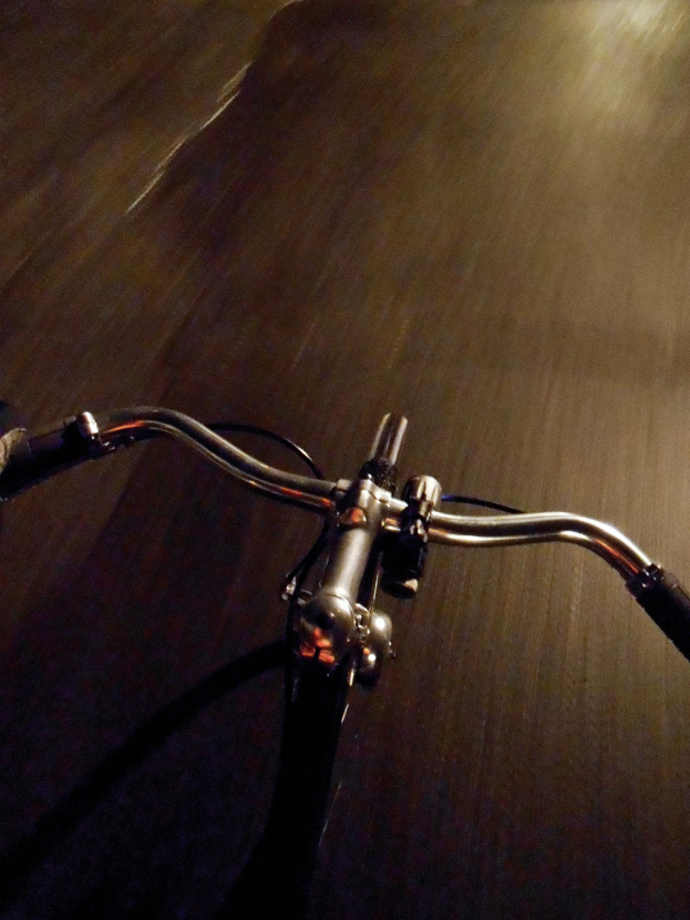 Ein Fahrrad steht auf der Straße.