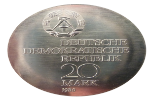 Eine Silbermedaille mit der Aufschrift "Deutsche Demokratische Republik" auf einem weißen Hintergrund.