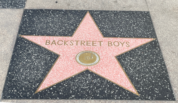 Ein Stern auf dem Hollywood Walk of Fame mit den Worten "Backstreet Boys" in fetter, schwarzer Schrift auf einem schwarz-weißen Schachbrettboden.