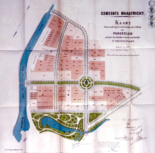 Ein detaillierter Papierplan einer Stadt, der Straßen, Gebäude, Sehenswürdigkeiten und zusätzliche Textinformationen zeigt.