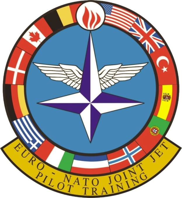 Blauer Kreis mit einem weißen Stern in der Mitte, umgeben von vierfarbigen Flaggen, und der Text "NATO Joint Jet" in Weiß.