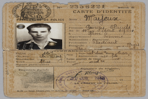 Ein altes Passfoto mit einem Mannsbild, Text und einem Stempel, wahrscheinlich ein falscher Ausweis.