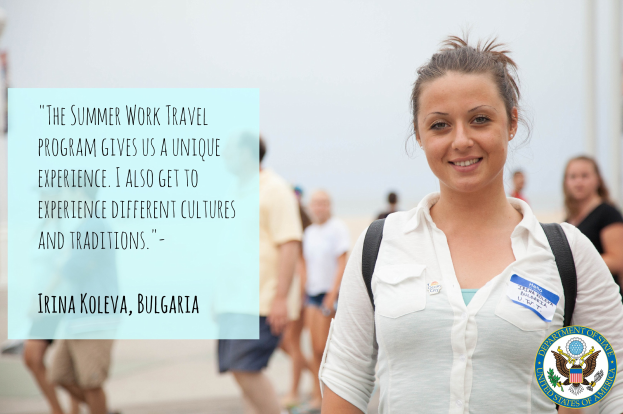 Eine Frau mit einer Tasche lächelt umgeben von einer Gruppe von Menschen, die gehen, mit Text auf der linken Seite, der über ein Sommerarbeitprogramm und Irina Kolevas Zitat berichtet.