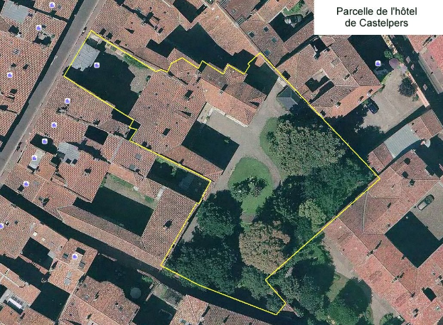 Luftaufnahme einer Stadt mit dichtem Baumbestand, Grünflächen und einer Karte im oberen rechten Eck, die den Standort eines Hotels mit einer gelben Linie hervorhebt.