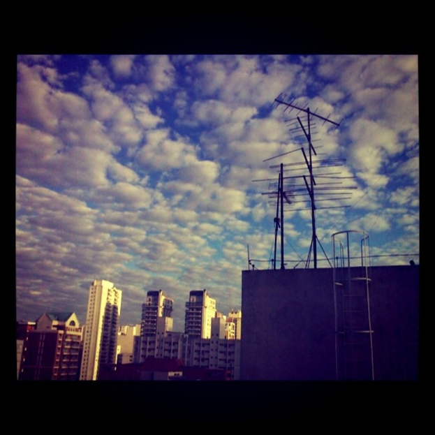 Gebäude links, Himmel oben und Antennen rechts.