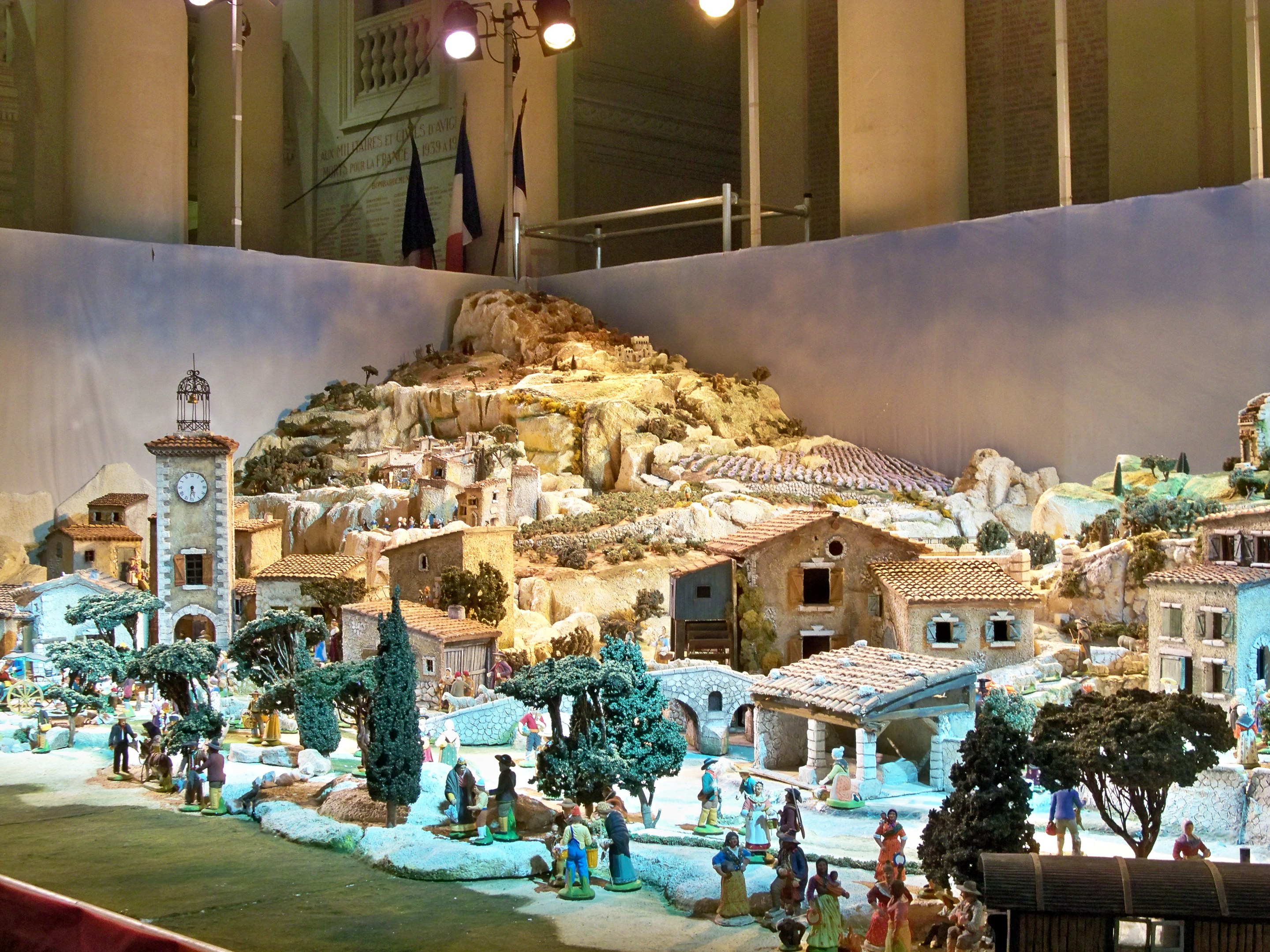 Ein detailgetreues Miniatur-Modell einer Krippe im Museum, mit Figuren, Gebäuden und beleuchteten Elementen, die eine festliche Atmosphäre schaffen.