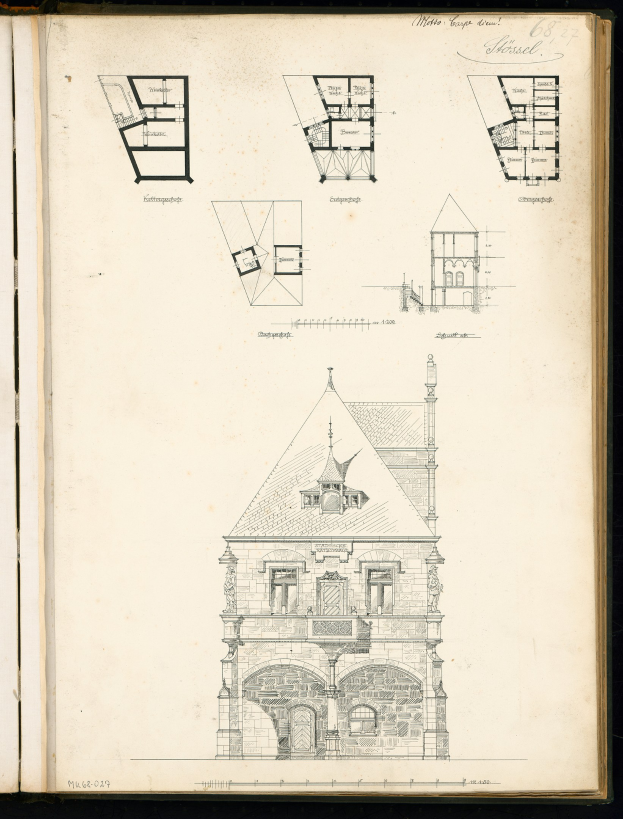 Offenes Buch mit dem Titel "Architektonische Pläne des Rathauses von Heidelberg" zeigt detaillierte Architekturzeichnungen eines Gebäudes.