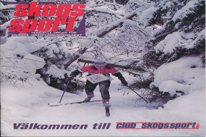 Eine Person mit Mütze auf einer schneebedeckten Anhöhe mit Ski und Ski-Stöcken, umgeben von schneebedeckten Bäumen, mit dem Text "Skogs Sport - Valkommen till Club Skogssport" unten.