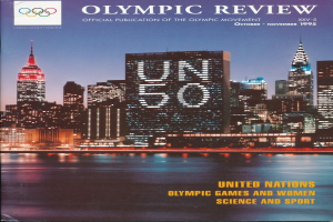 Buch mit dem Titel "Olympische Überprüfung Offizielle Veröffentlichung der Olympischen Bewegung" mit einer Stadtansicht auf dem Cover, das auf einer flachen Oberfläche liegt.