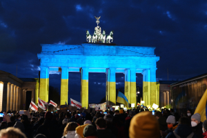 Von der Polizei festgehalten: Mann mit Schwarz-Rot-Gold-Flagge spricht jetzt