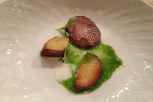 Eine Schüssel mit mehreren Fleischstücken und Chili-Sauce auf einem Tisch.