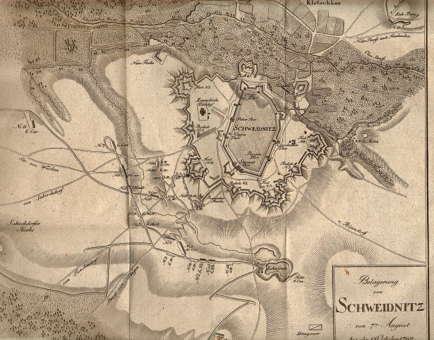 Ein detaillierter alter Stadtplan von Schweidnitz, Deutschland, der Straßen, Gebäude, Sehenswürdigkeiten und Textbeschreibungen zur Bevölkerung, Geschichte und Kultur der Stadt zeigt.